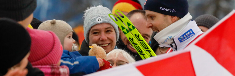 Joergen Graabak (NOR) gibt seinen Teddy an Sohn Johannes weiter.