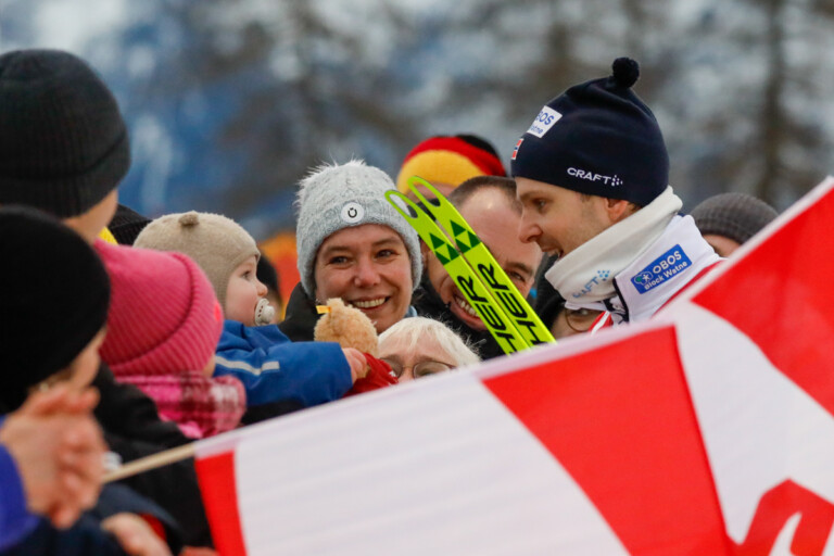 Joergen Graabak (NOR) gibt seinen Teddy an Sohn Johannes weiter.