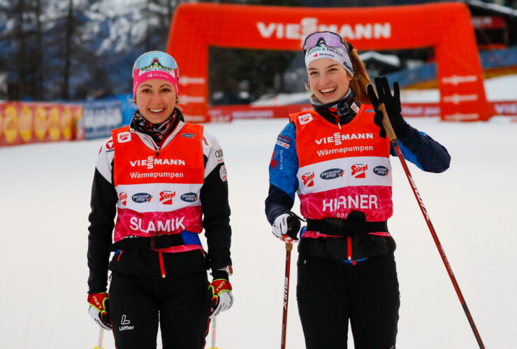 Gute Laune bei Annalena Slamik (AUT) und Lisa Hirner (AUT) (l-r)