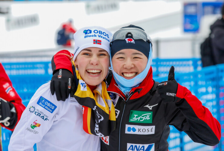 Wenn man die Kollegin fürs Foto aus dem TV-Interview holt: Ida Marie Hagen (NOR), Anju Nakamura (JPN), (l-r)