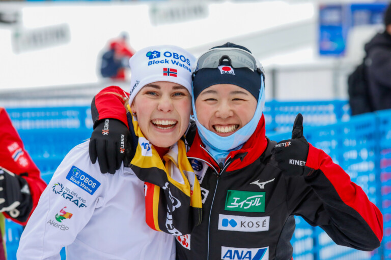 Wenn man die Kollegin fürs Foto aus dem TV-Interview holt: Ida Marie Hagen (NOR), Anju Nakamura (JPN), (l-r)