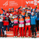 Girls just wann have fun: Die Nordic Combined-Damen beim gemeinsamen Gruppenfoto. Gyda Westvold Hansen (NOR), Hanna Midtsundstad (NOR), Nathalie Armbruster (GER), Mari Leinan Lund (NOR), Veronica Gianmoena (ITA), Ida Marie Hagen (NOR), Daniela Dejori (ITA), Anju Nakamura (JPN), Annika Malacinski (USA), Haruka Kasai (JPN), Jenny Nowak (GER), Sana Azegami (JPN), Svenja Wuerth (GER), Maria Gerboth (GER), Yuna Kasai (JPN), Lisa Hirner (AUT), Claudia Purker (AUT), Annalena Slamik (AUT), Joanna Kil (POL), (l-r)