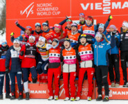 Girls just wann have fun: Die Nordic Combined-Damen beim gemeinsamen Gruppenfoto. Gyda Westvold Hansen (NOR), Hanna Midtsundstad (NOR), Nathalie Armbruster (GER), Mari Leinan Lund (NOR), Veronica Gianmoena (ITA), Ida Marie Hagen (NOR), Daniela Dejori (ITA), Anju Nakamura (JPN), Annika Malacinski (USA), Haruka Kasai (JPN), Jenny Nowak (GER), Sana Azegami (JPN), Svenja Wuerth (GER), Maria Gerboth (GER), Yuna Kasai (JPN), Lisa Hirner (AUT), Claudia Purker (AUT), Annalena Slamik (AUT), Joanna Kil (POL), (l-r)