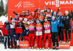 Girls just wann have fun: Die Nordic Combined-Damen beim gemeinsamen Gruppenfoto. Gyda Westvold Hansen (NOR), Hanna Midtsundstad (NOR), Nathalie Armbruster (GER), Mari Leinan Lund (NOR), Veronica Gianmoena (ITA), Ida Marie Hagen (NOR), Daniela Dejori (ITA), Anju Nakamura (JPN), Annika Malacinski (USA), Haruka Kasai (JPN), Jenny Nowak (GER), Sana Azegami (JPN), Svenja Wuerth (GER), Maria Gerboth (GER), Yuna Kasai (JPN), Lisa Hirner (AUT), Claudia Purker (AUT), Annalena Slamik (AUT), Joanna Kil (POL), (l-r)