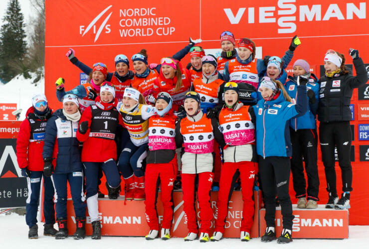 Girls just wann have fun: Die Nordic Combined-Damen beim gemeinsamen Gruppenfoto. Gyda Westvold Hansen (NOR), Hanna Midtsundstad (NOR), Nathalie Armbruster (GER), Mari Leinan Lund (NOR), Veronica Gianmoena (ITA), Ida Marie Hagen (NOR), Daniela Dejori (ITA), Anju Nakamura (JPN), Annika Malacinski (USA), Haruka Kasai (JPN), Jenny Nowak (GER), Sana Azegami (JPN), Svenja Wuerth (GER), Maria Gerboth (GER), Yuna Kasai (JPN), Lisa Hirner (AUT), Claudia Purker (AUT), Annalena Slamik (AUT), Joanna Kil (POL), (l-r)