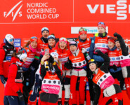 Girls just wann have fun: Die Nordic Combined-Damen beim gemeinsamen Gruppenfoto