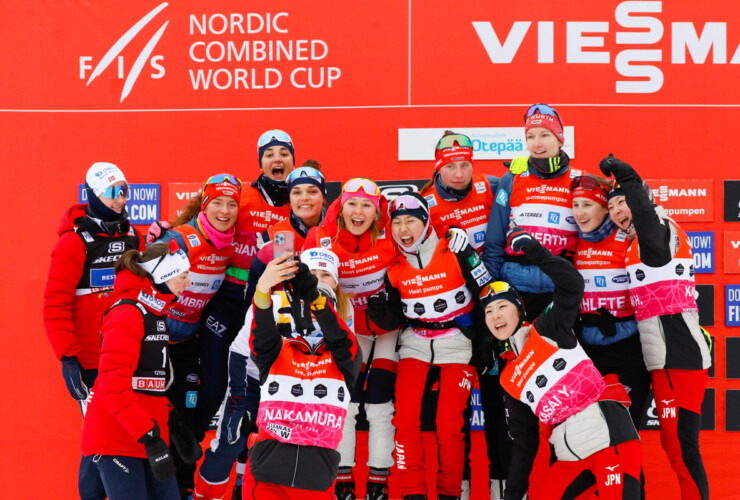 Girls just wann have fun: Die Nordic Combined-Damen beim gemeinsamen Gruppenfoto