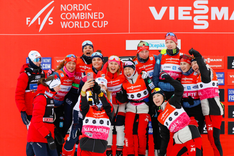 Girls just wann have fun: Die Nordic Combined-Damen beim gemeinsamen Gruppenfoto