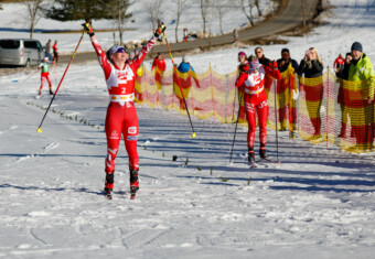 Claudia Purker (AUT) feiert ihren ersten Sieg vor Alexa Brabec (USA) (l-r).