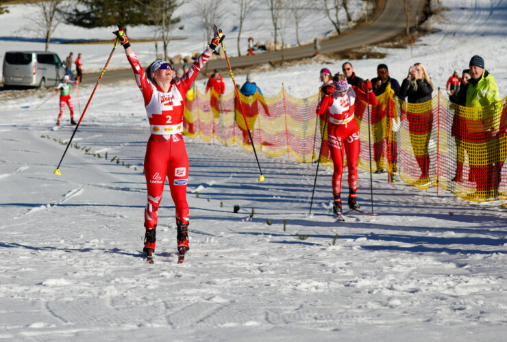 Claudia Purker (AUT) feiert ihren ersten Sieg vor Alexa Brabec (USA) (l-r).