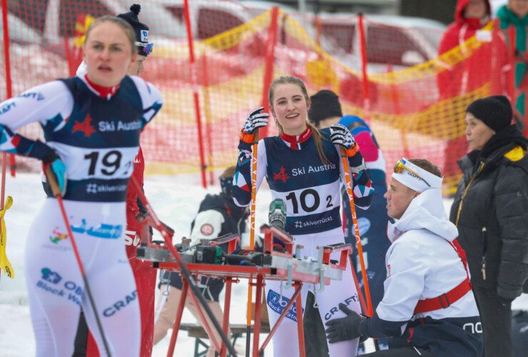 Hanna Midtsundstad (NOR I ) und Mille Marie Hagen (NOR II ) (l-r) warten auf ihren Einsatz.