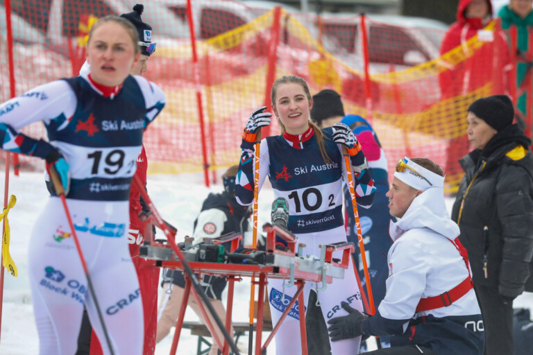 Hanna Midtsundstad (NOR I ) und Mille Marie Hagen (NOR II ) (l-r) warten auf ihren Einsatz.