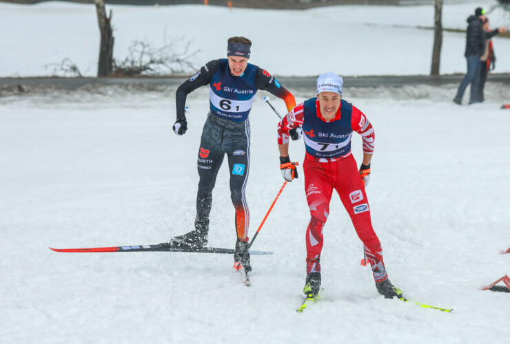 Harter Zweikampf zwischen Simon Mach (GER II) und Mario Seidl (AUT I) (l-r)