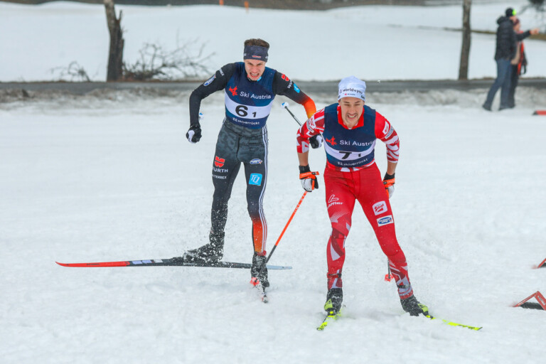 Harter Zweikampf zwischen Simon Mach (GER II) und Mario Seidl (AUT I) (l-r)
