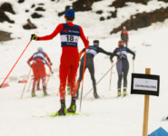 Simon Mach (GER II) übergibt an Marie Naehring (GER II ) (l-r).