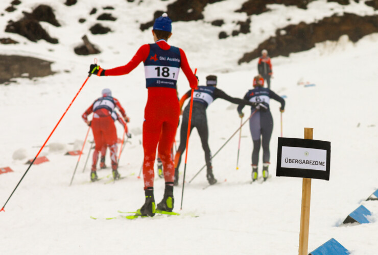 Simon Mach (GER II) übergibt an Marie Naehring (GER II ) (l-r).