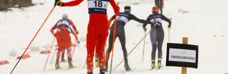 Simon Mach (GER II) übergibt an Marie Naehring (GER II ) (l-r).