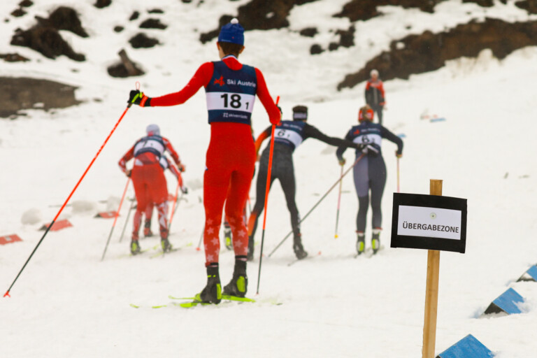 Simon Mach (GER II) übergibt an Marie Naehring (GER II ) (l-r).