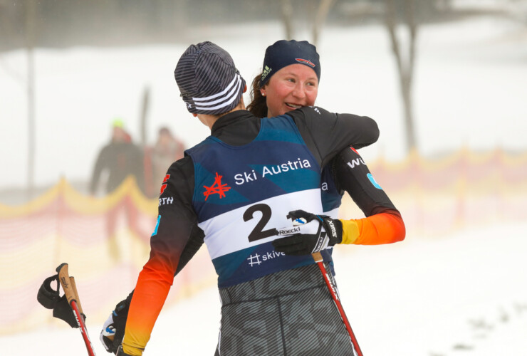 Sophia Maurus (GER I) und Jakob Lange (GER I) (l-r) gewinnen den Mixed Team Sprint in Eisenerz (AUT).