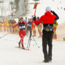 Laura Pletz (AUT I) setzt sich gegen Marie Nähring (GER) durch, Mario Seidl (AUT I) freut sich (l-r).