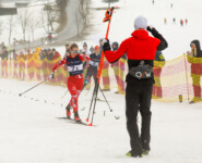 Laura Pletz (AUT I) setzt sich gegen Marie Nähring (GER) durch, Mario Seidl (AUT I) freut sich (l-r).