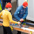 Richard Stenzel (GER) und Nick Schoenfeld (GER) (l-r) beim Präparieren der Ski