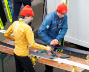 Richard Stenzel (GER) und Nick Schoenfeld (GER) (l-r) beim Präparieren der Ski