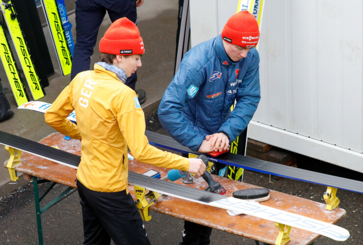 Richard Stenzel (GER) und Nick Schoenfeld (GER) (l-r) beim Präparieren der Ski