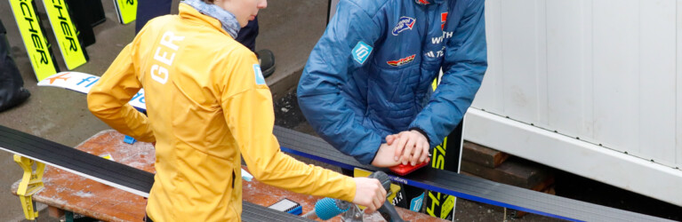 Richard Stenzel (GER) und Nick Schoenfeld (GER) (l-r) beim Präparieren der Ski