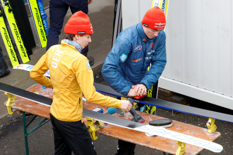 Richard Stenzel (GER) und Nick Schoenfeld (GER) (l-r) beim Präparieren der Ski