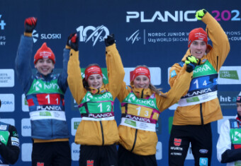 Gold für Richard Stenzel, Anne Häckel, Ronja Loh und Tristan Sommerfeldt (l-r) bei der Mixed Staffel in Planica (SLO)