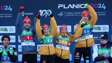 Gold für Richard Stenzel, Anne Häckel, Ronja Loh und Tristan Sommerfeldt (l-r) bei der Mixed Staffel in Planica (SLO)