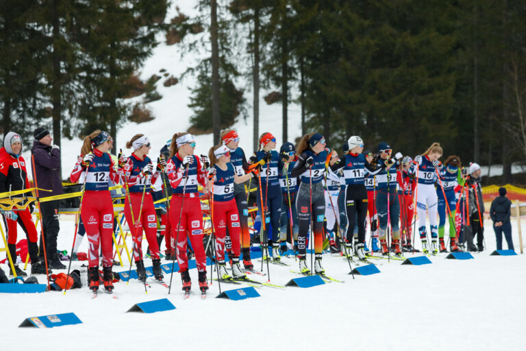 Die Damen warten auf ihren Einsatz, allen voran Sophia Maurus (GER I), da Jakob Lange in Führung lag.