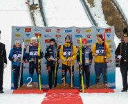 Das Podium beim Mixed Team Sprint in Eisenerz: Laura Pletz (AUT I), Mario Seidl (AUT I), Sophia Maurus (GER I), Jakob Lange (GER I), Marie Naehring (GER II), Simon Mach (GER II), (l-r)