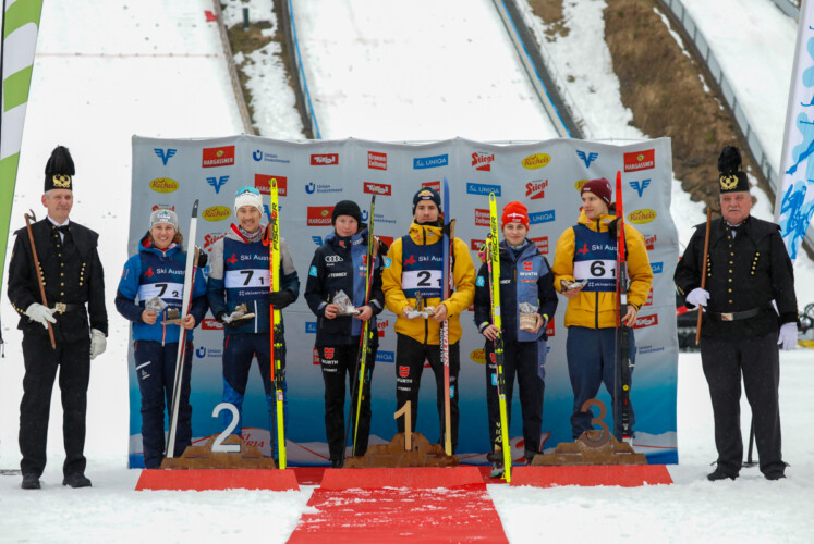 Das Podium beim Mixed Team Sprint in Eisenerz: Laura Pletz (AUT I), Mario Seidl (AUT I), Sophia Maurus (GER I), Jakob Lange (GER I), Marie Naehring (GER II), Simon Mach (GER II), (l-r)
