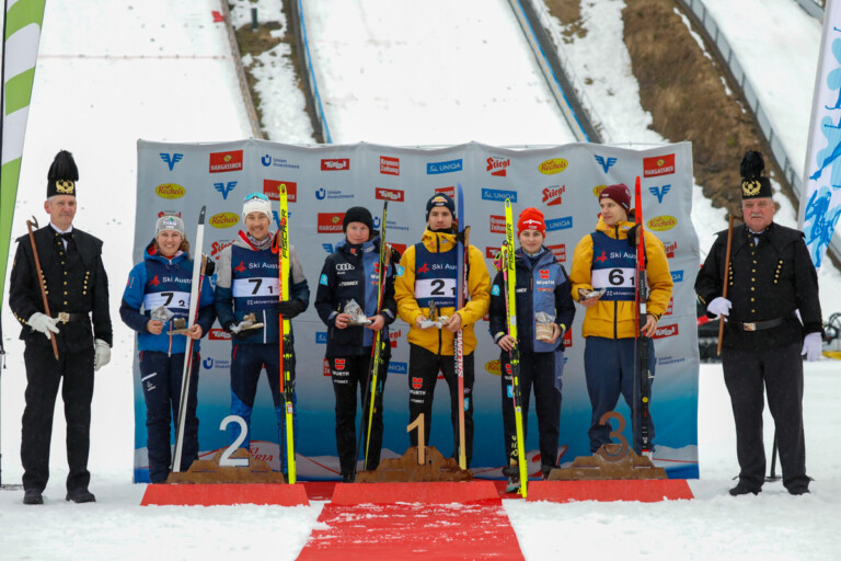 Das Podium beim Mixed Team Sprint in Eisenerz: Laura Pletz (AUT I), Mario Seidl (AUT I), Sophia Maurus (GER I), Jakob Lange (GER I), Marie Naehring (GER II), Simon Mach (GER II), (l-r)