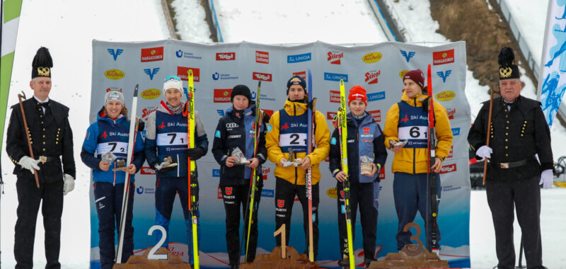 Das Podium beim Mixed Team Sprint in Eisenerz: Laura Pletz (AUT I), Mario Seidl (AUT I), Sophia Maurus (GER I), Jakob Lange (GER I), Marie Naehring (GER II), Simon Mach (GER II), (l-r)