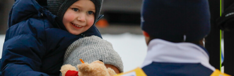 Ein Teddybär für Tochter Ronja - Jarl Magnus Riiber (NOR) weiß, wohin mit dem Präsent.