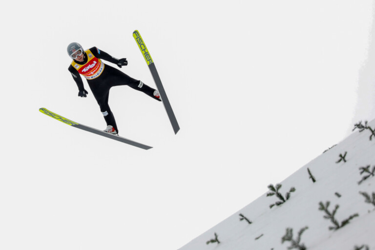 Jarl Magnus Riiber (NOR) geht in Seefeld (AUT) bereits beim Springen in Führung.