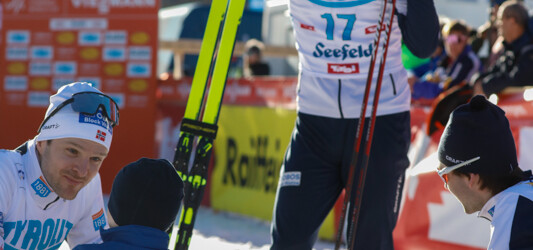 Die nächste Generation Kombinierer steht in den Startlöchern: Joergen Graabak (NOR) mit Sohn Johannes, Jens Luraas Oftebro (NOR) und Jarl Magnus Riiber (NOR) mit Tochter Ronja (l-r)