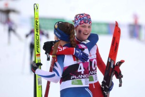 Alexa Brabec (USA) (r) freut sich mit Minja Korhonen (FIN) (l) über ihren Erfolg.