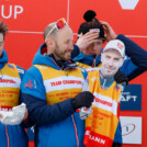 Coach Christoph Bieler (AUT) mit einem Abbild von Cheftrainer Christoph Eugen (AUT), der aus familiären Gründen nicht dabei sein konnte.