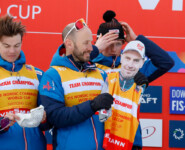 Coach Christoph Bieler (AUT) mit einem Abbild von Cheftrainer Christoph Eugen (AUT), der aus familiären Gründen nicht dabei sein konnte.