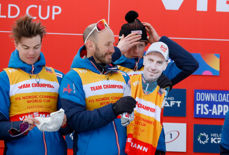 Coach Christoph Bieler (AUT) mit einem Abbild von Cheftrainer Christoph Eugen (AUT), der aus familiären Gründen nicht dabei sein konnte.