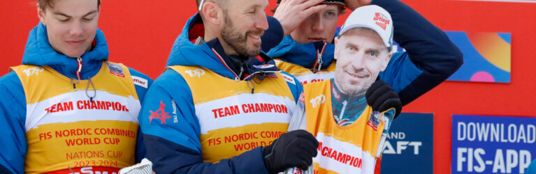 Coach Christoph Bieler (AUT) mit einem Abbild von Cheftrainer Christoph Eugen (AUT), der aus familiären Gründen nicht dabei sein konnte.