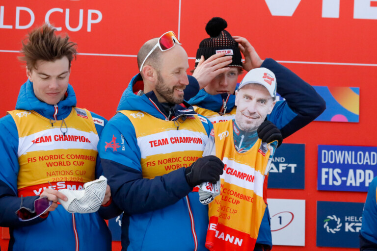 Coach Christoph Bieler (AUT) mit einem Abbild von Cheftrainer Christoph Eugen (AUT), der aus familiären Gründen nicht dabei sein konnte.