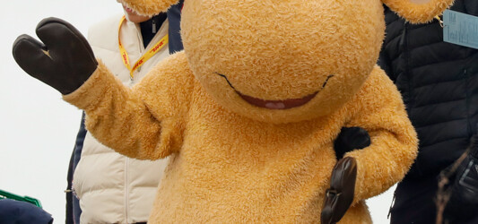 Auch dieser Zuschauer ist guter Stimmung.