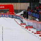 Joergen Graabak (NOR) sichert für Norwegen den Sieg vor heimischer Kulisse.