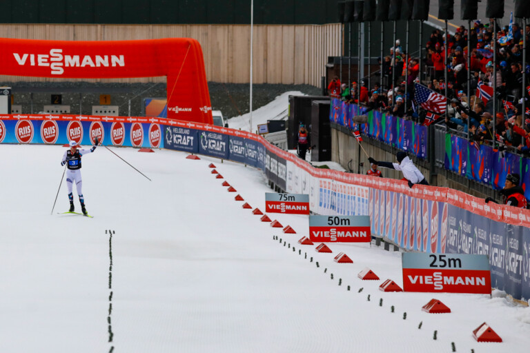 Joergen Graabak (NOR) sichert für Norwegen den Sieg vor heimischer Kulisse.
