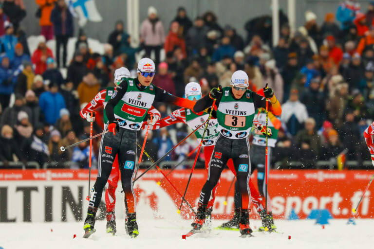 Vinzenz Geiger (GER II) übergibt an Manuel Faisst (GER II) (l-r).